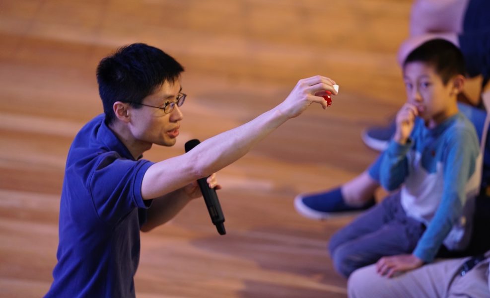 Man teaching to kids